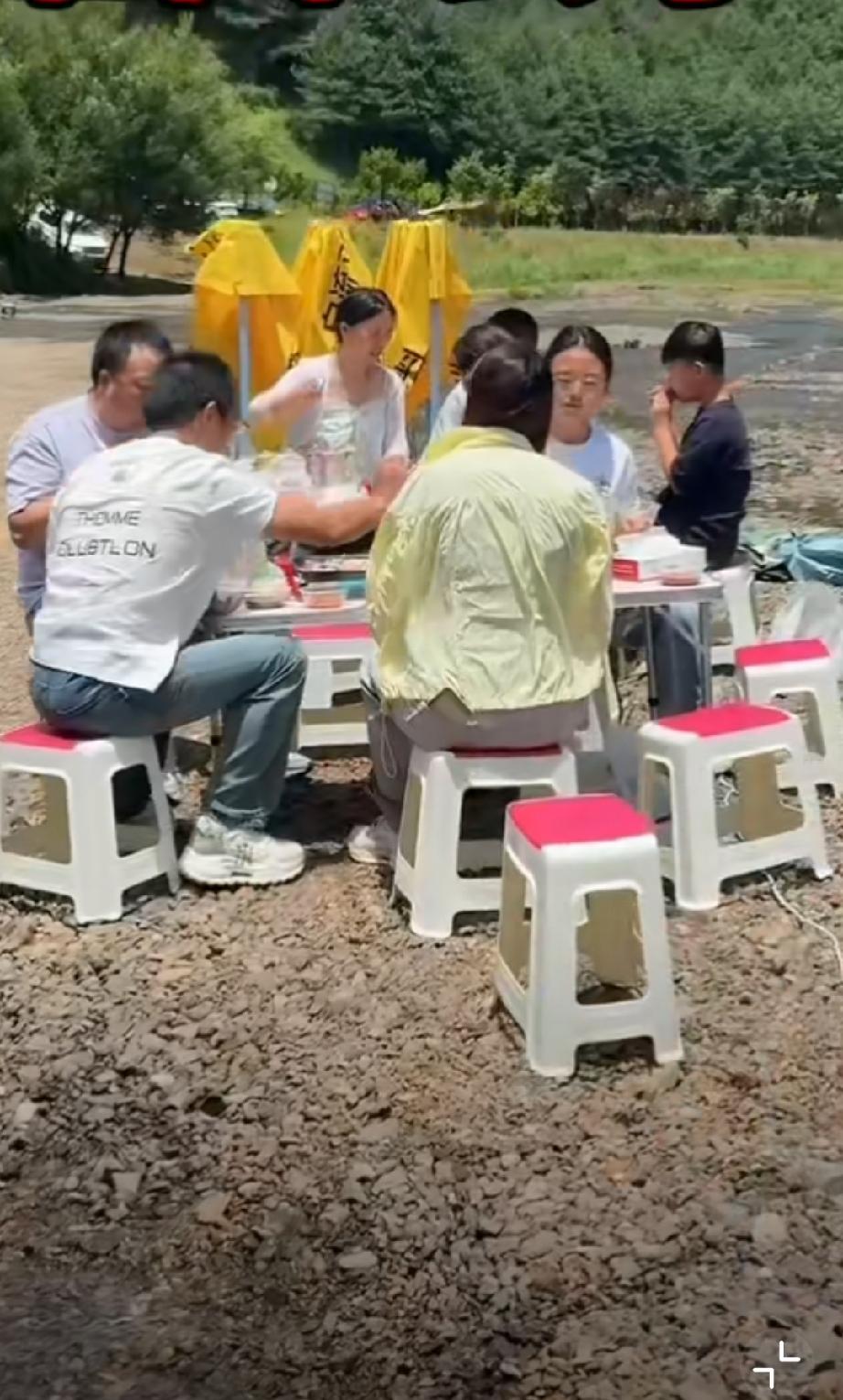 河道里野餐，真是好勇气！
上游下大雨山洪下来，这些人跑都不跑，还淡定的吃烧烤。。