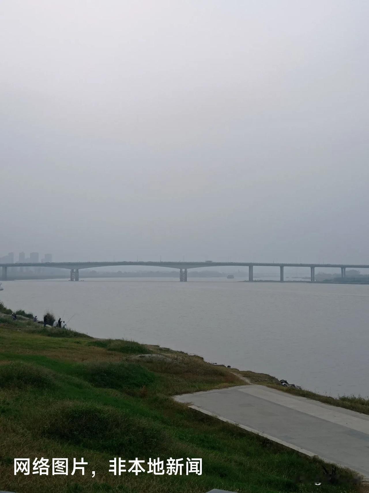 “为防止跳河，少建桥。”有一网友提这个建议。
显然，是行不通。建桥的好处，功在当