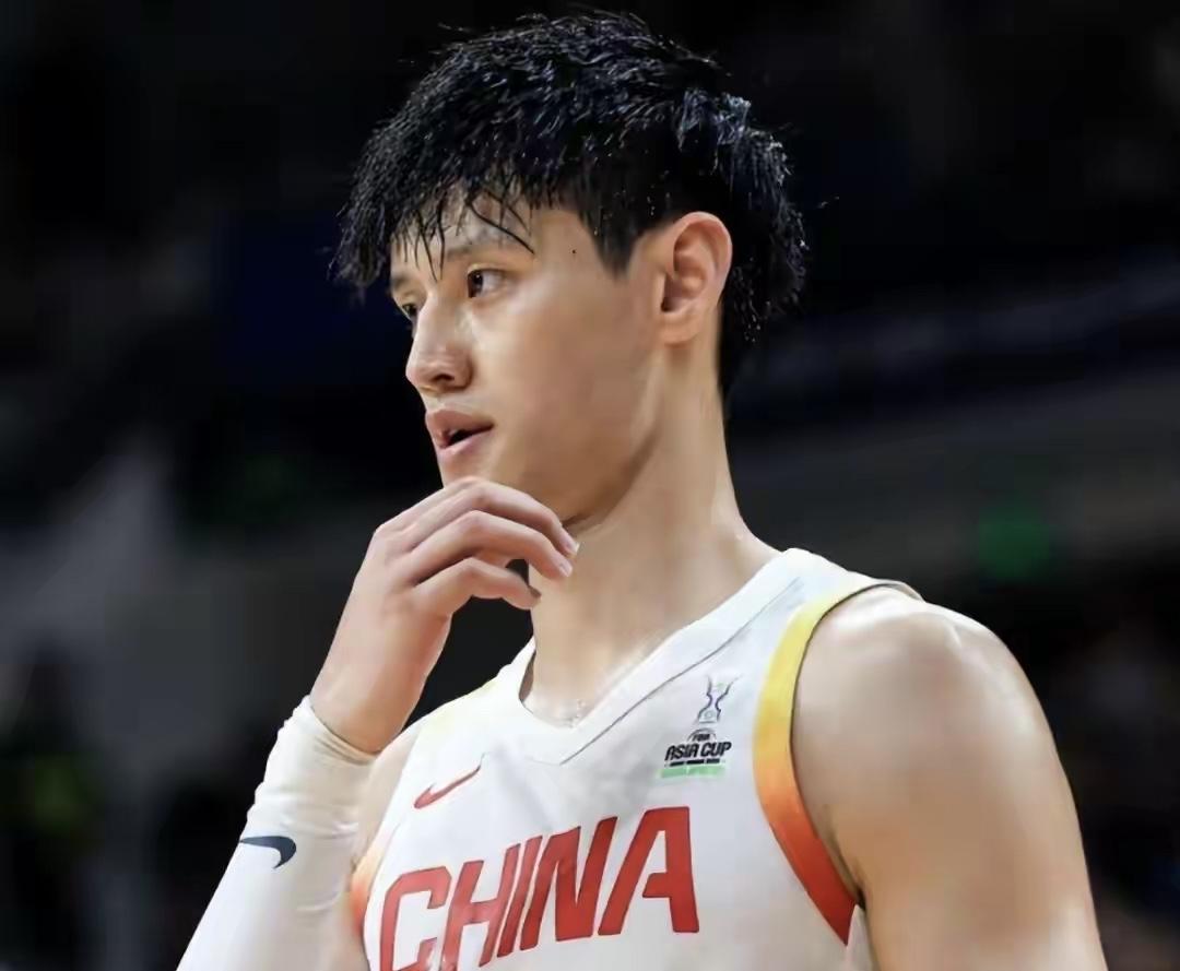 中国男篮重大调整，郭士强淘汰三人引争议，胡明轩有望再成队长

中国男篮目前正在展
