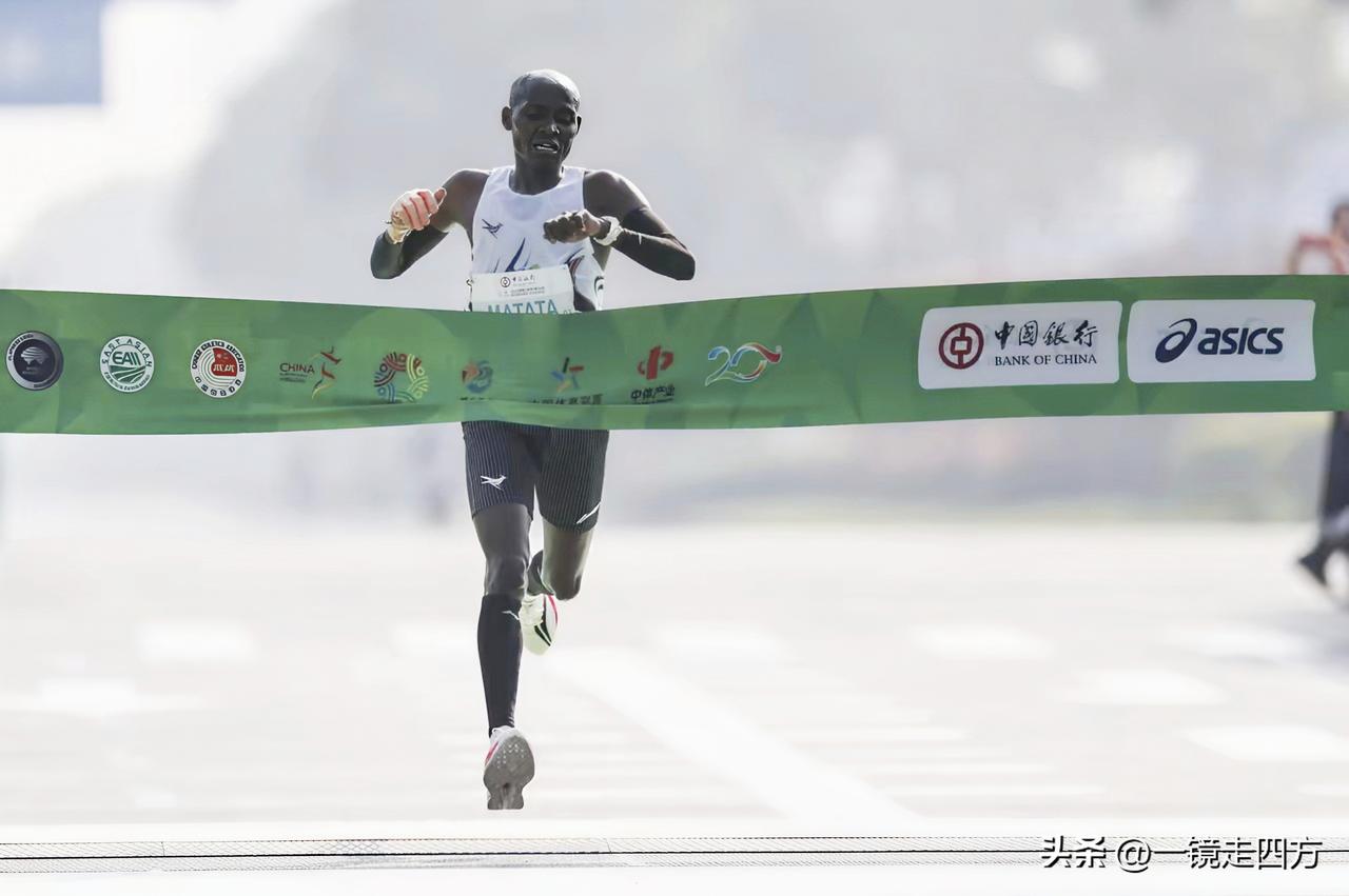 昨天进行的扬州半程马拉松赛诞生了两项新纪录，肯尼亚选手艾利克斯·马塔塔以59分1