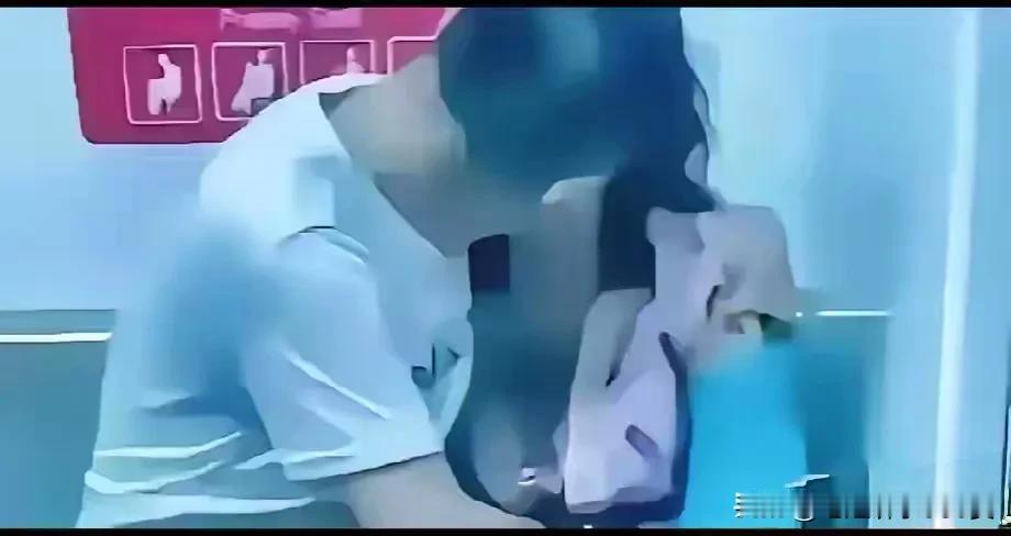 你敢相信吗？今天早上天津地铁上发生的事简直让人不敢直视。平时坐地铁都是低头一族，