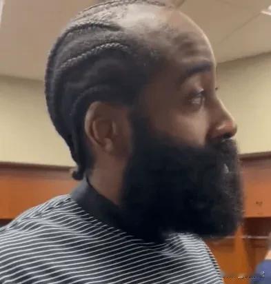 詹姆斯哈登这赛季算是拉了，登哥选队友眼光真不行，不是所有三巨头凑在一起就能行，一