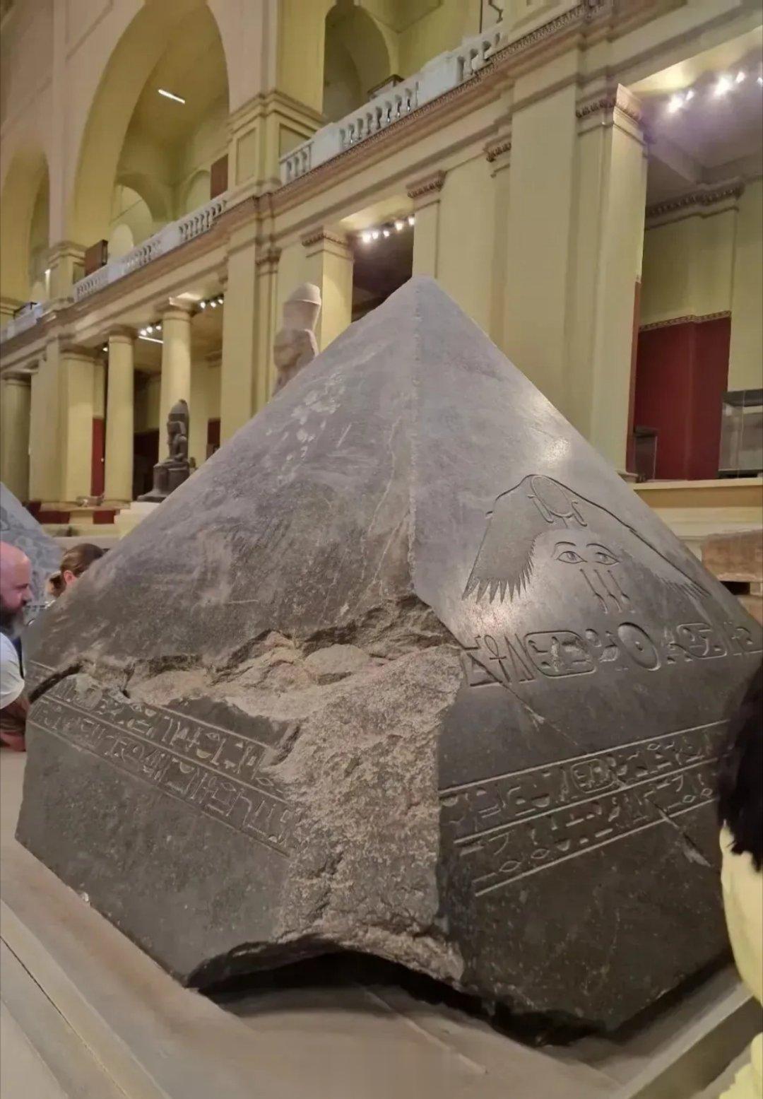 大英博物馆掠夺的埃及金字塔尖，在塔顶风吹雨打几千年，还能保存这么好，不得不佩服古