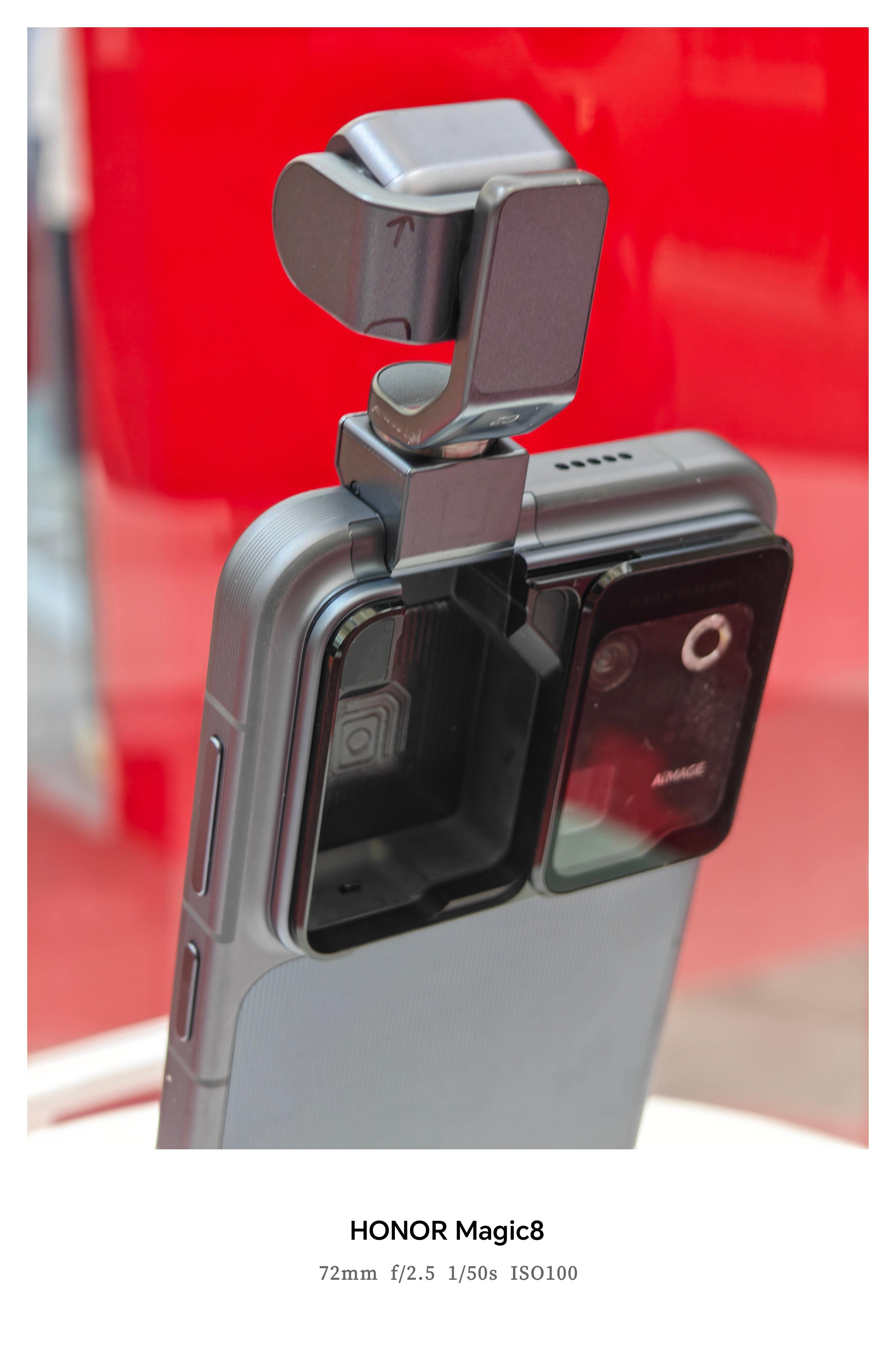 骁友会周年派对 上展出了荣耀Robot Phone！摄像头弹出来实在是有点帅异环