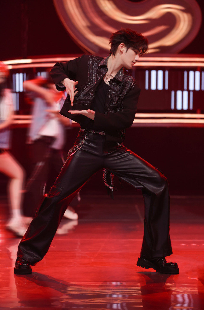 丁程鑫好六剧照有，皮裤好涩，我真斯哈斯哈了  