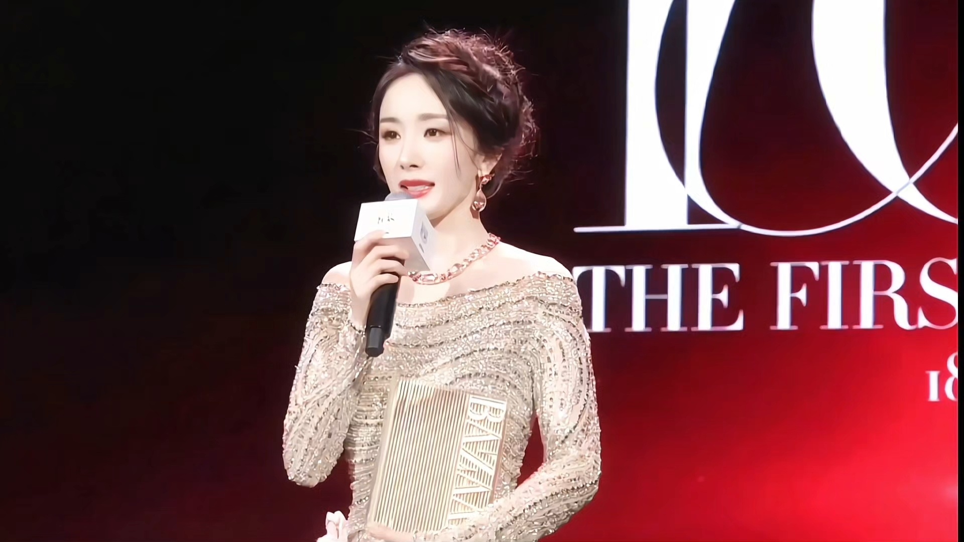 来自芭莎盛典官方镜头的杨幂[爱慕]p3美得像个公主一样 ​​​