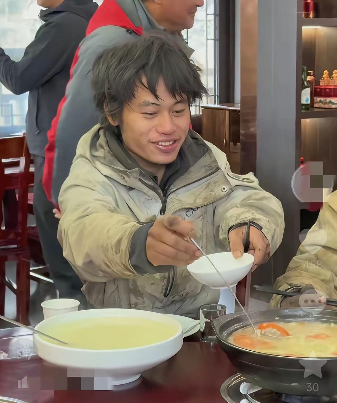 简直笑不活了！
荒野求生剩余14人全部进入决赛，主办方请14人胡吃海塞了一顿，林