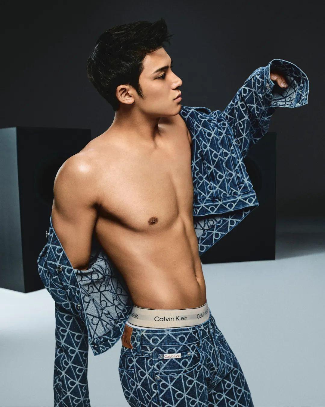 金珉奎（김민규）为 Calvin Klein 拍摄了最新的广告。
爱他~
好爱他