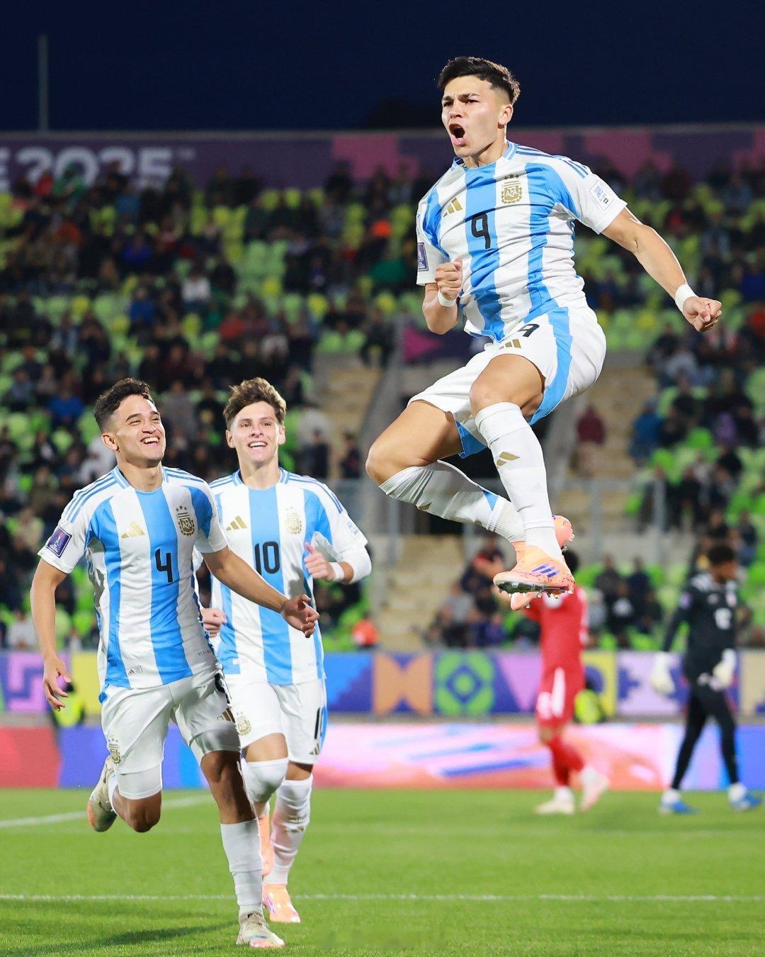 阿莱霍·萨尔科 (勒沃库森) 梅开二度，帮助阿根廷U20在上半场2-1领先古巴U