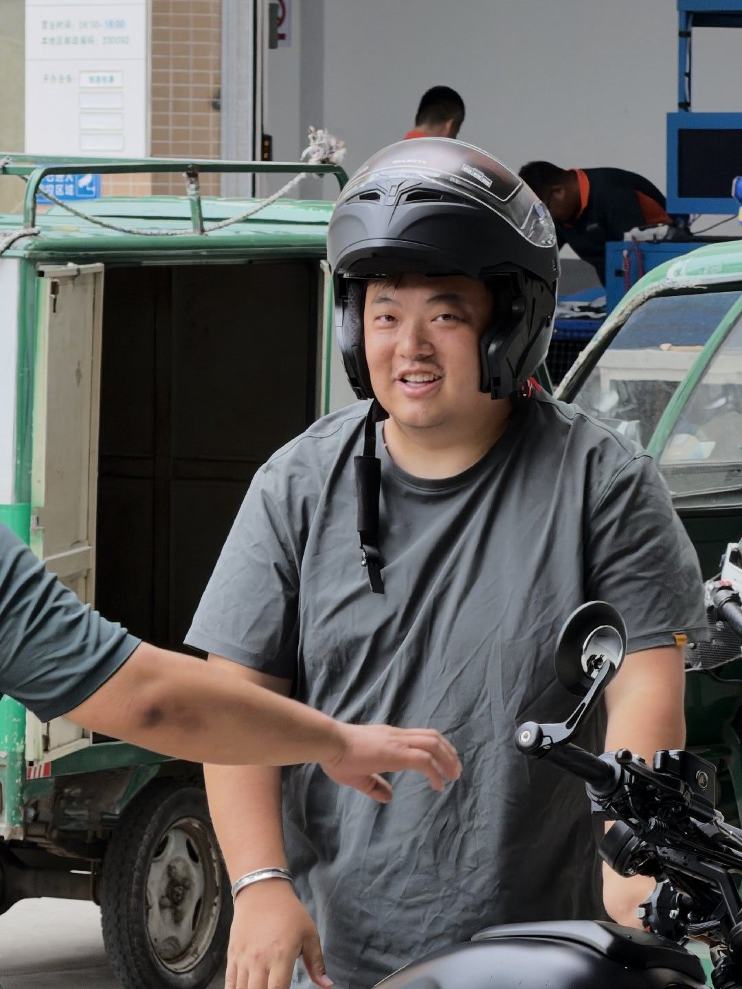 阿辉买了摩托车🏍️之后，大晨子也要买！！！但是……他天塌了……最大号的头盔他带