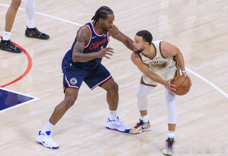 勇士将在附加赛对阵快船，库里在接受美媒ClutchPoints采访时谈到了伦纳德