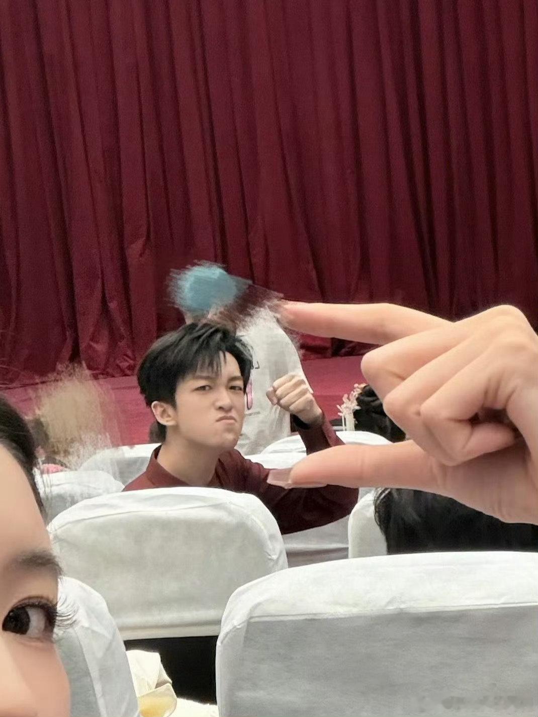 黄子弘凡春晚e人 哇！黄子弘凡在春晚就是“小欢脱精”！舞台上跑得像脚底抹油，台下