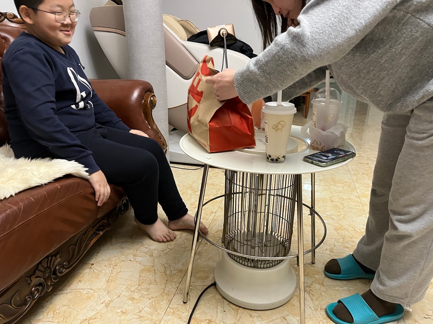 小姨来家给他买了好多胖儿的快乐源泉。 ​​​
