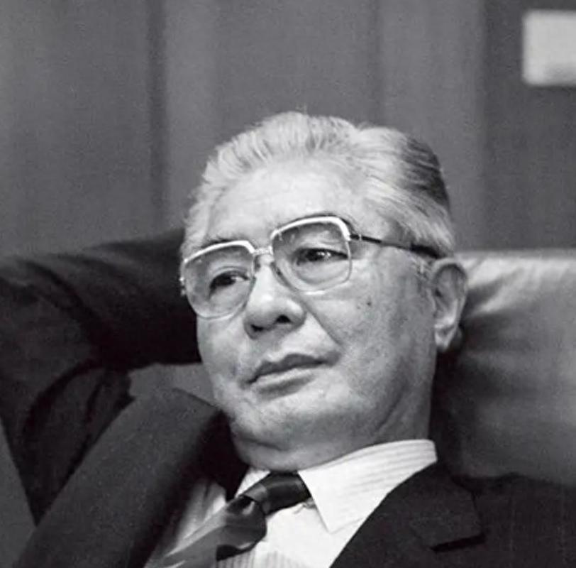 1982年，听闻这位红色特工即将离休，荣毅仁内心十分激动，正巧自己有事想要请他帮