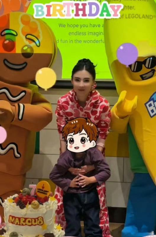 上海乐高乐园的温馨时刻，张柏芝陪7岁小儿子Marcus庆生啦～ 母子同切蛋糕的合