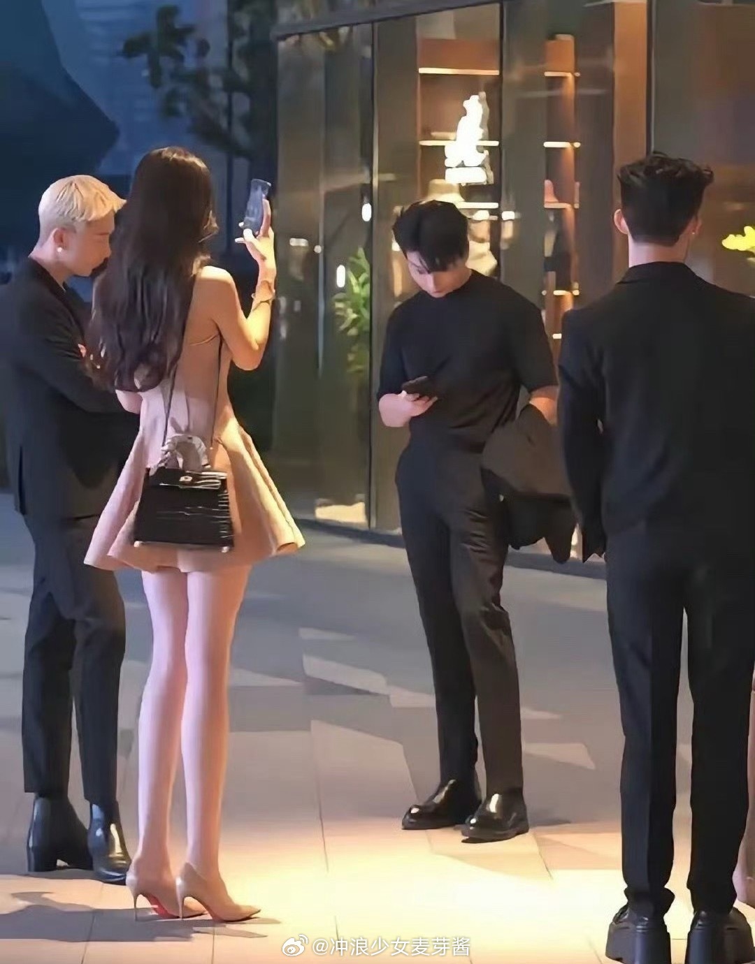 这应该就是现实版公主与少爷吧，身材确实优越！ 