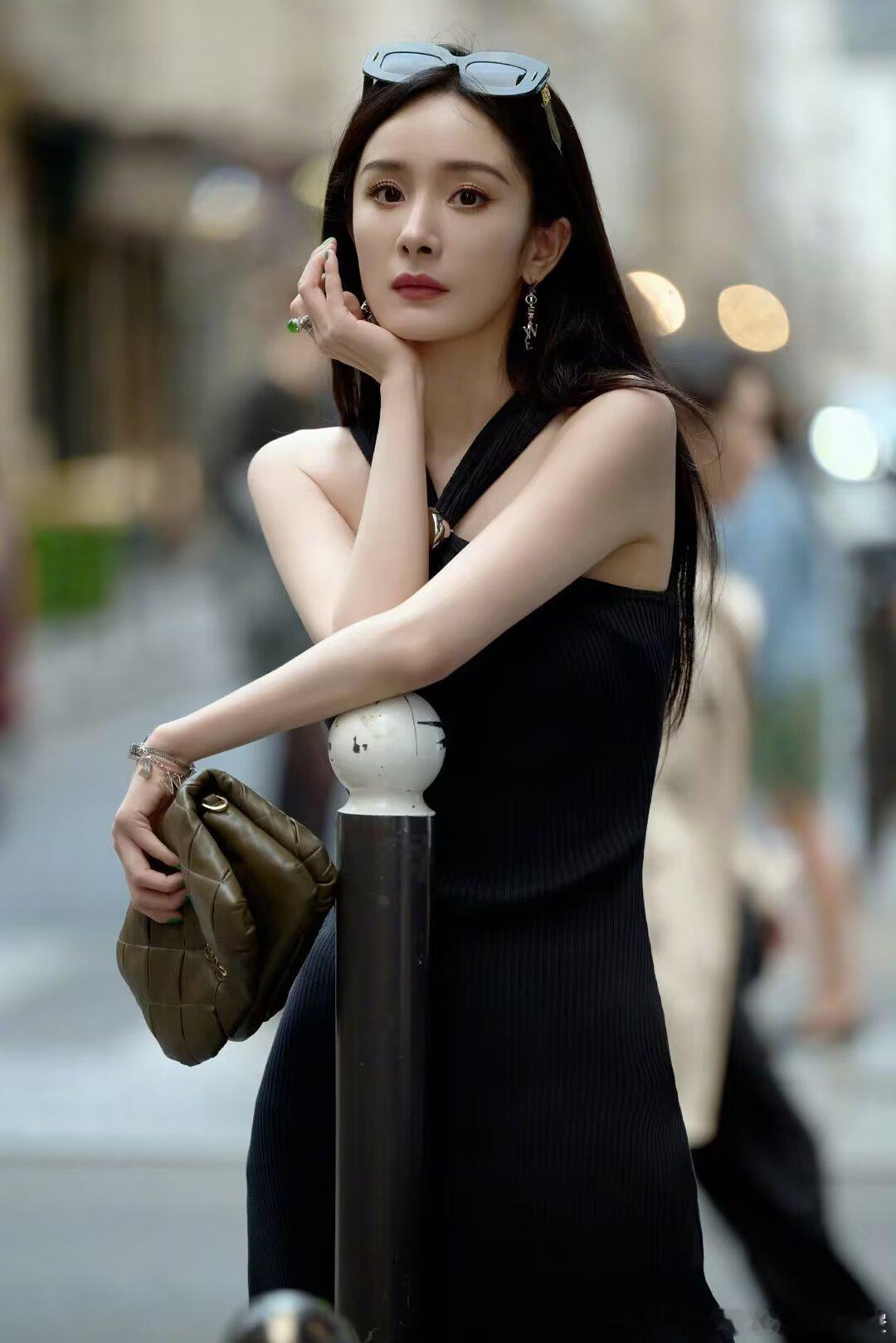杨幂  🦊杨幂三只小山羊品牌全球代言人“网络和现实相隔甚远，你以为的也许永远只
