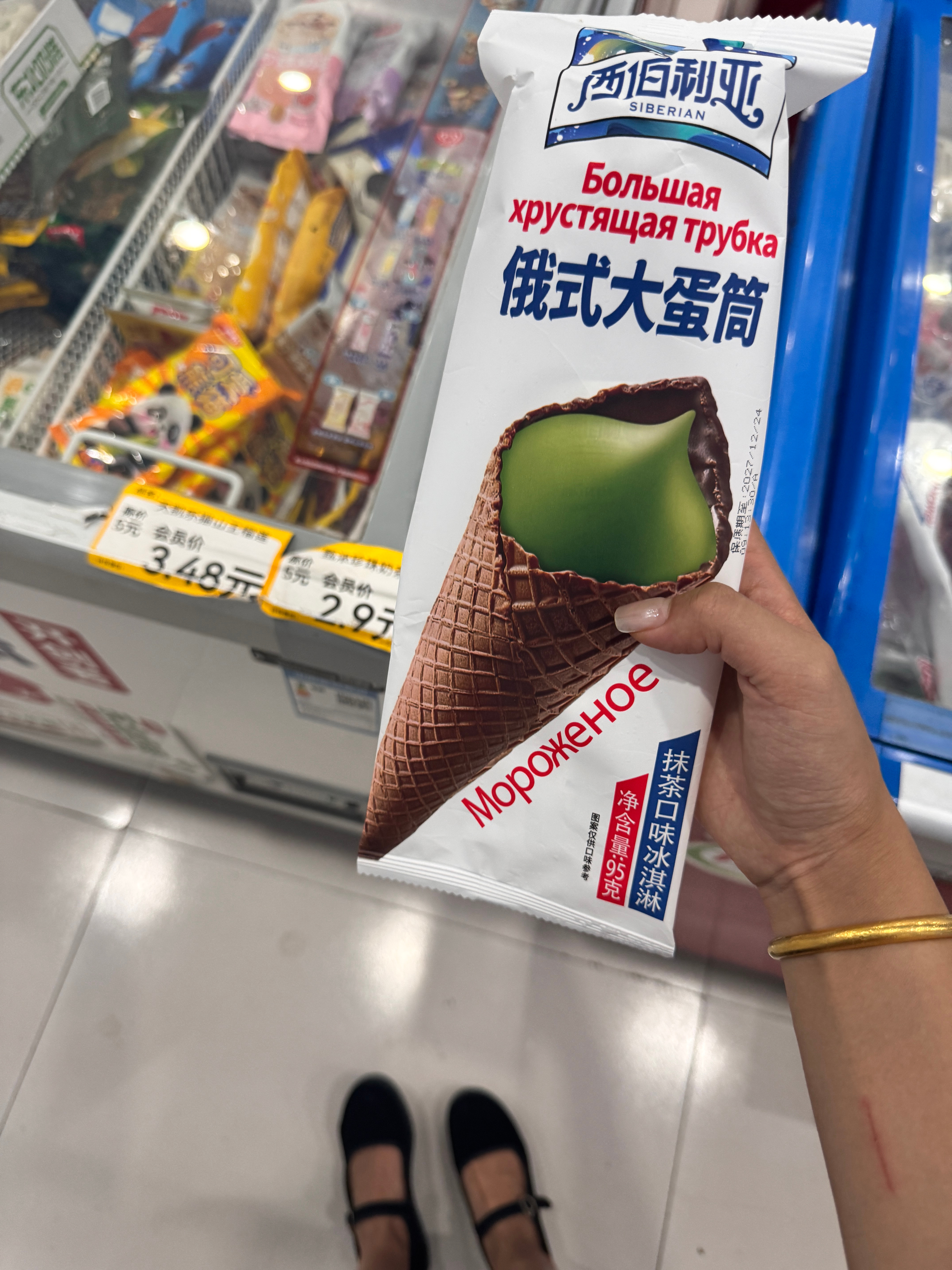 抽个空出门买零食 低头看穿的还是15块钱的工作鞋 
