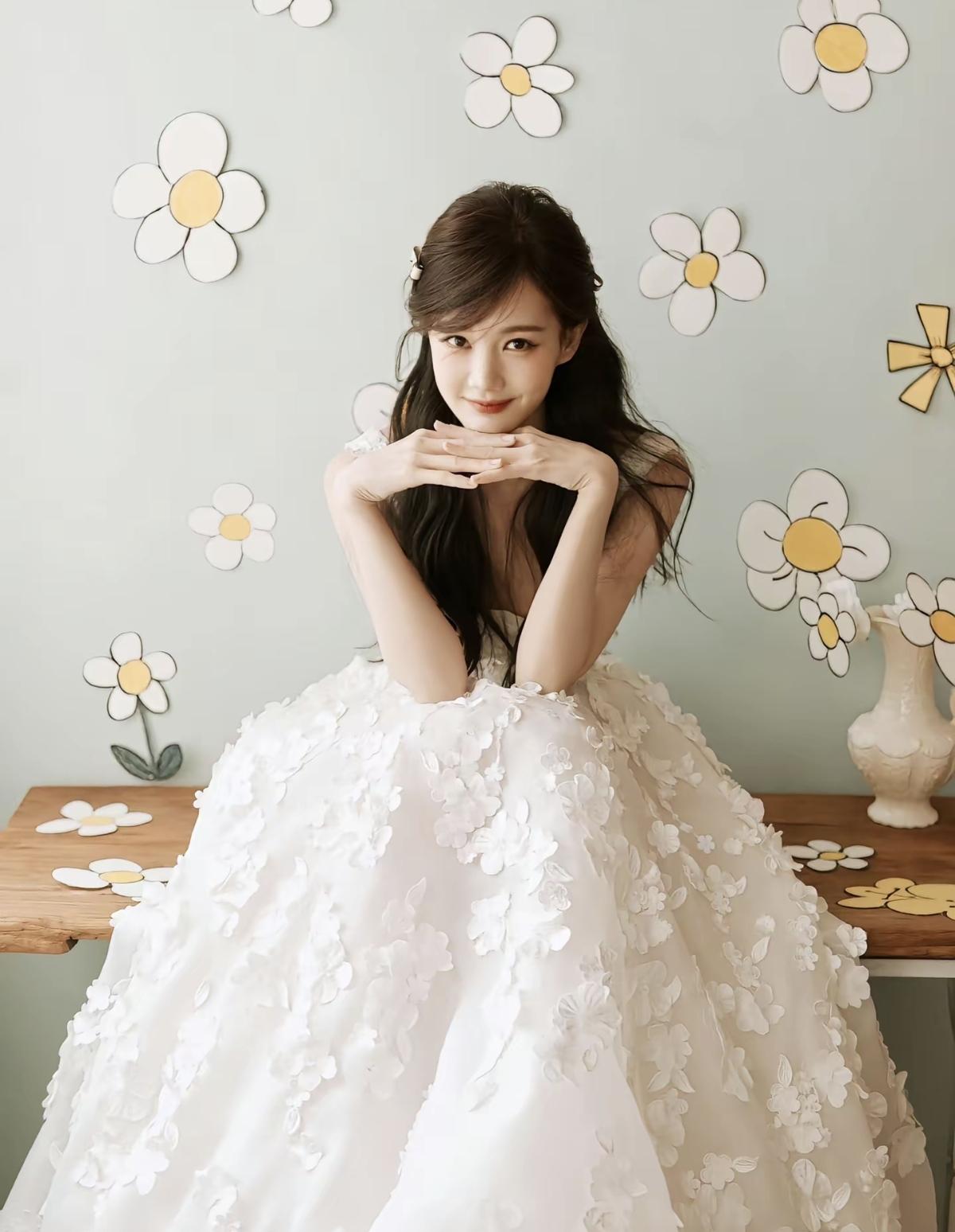 李一桐把月光穿身上了！珍珠抹胸白裙美到窒息，这才是内娱优雅天花板✨[比心]娱乐明