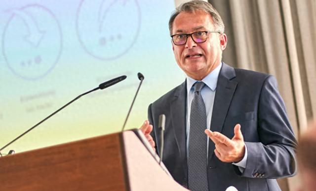 最近德国央行行长纳格尔的一番话炸了锅，明明管的是货币政策，却跳出来对中国稀土出口