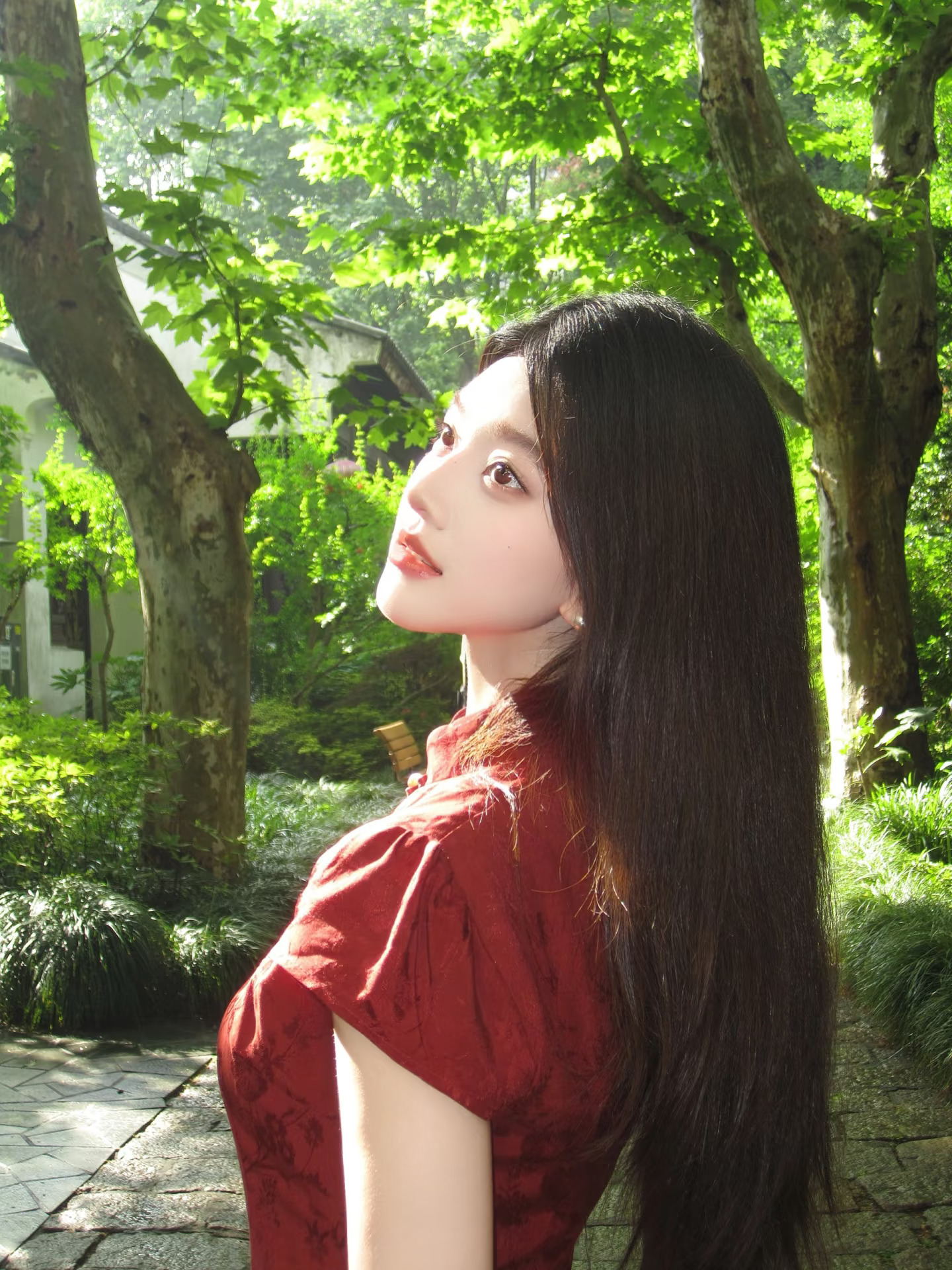 少女的心事散落在绿荫里