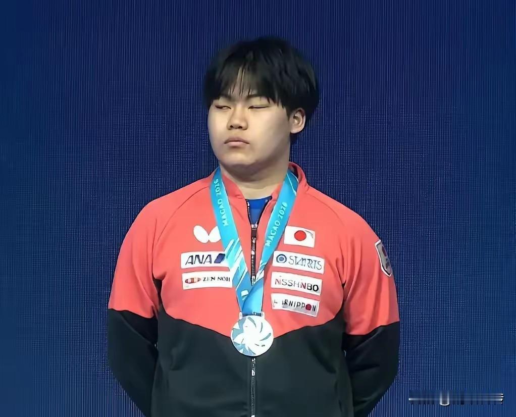 澳门世界杯决赛日本小将松岛辉空夺得银牌。本来这也是一件高兴事，可是在颁奖环节，这