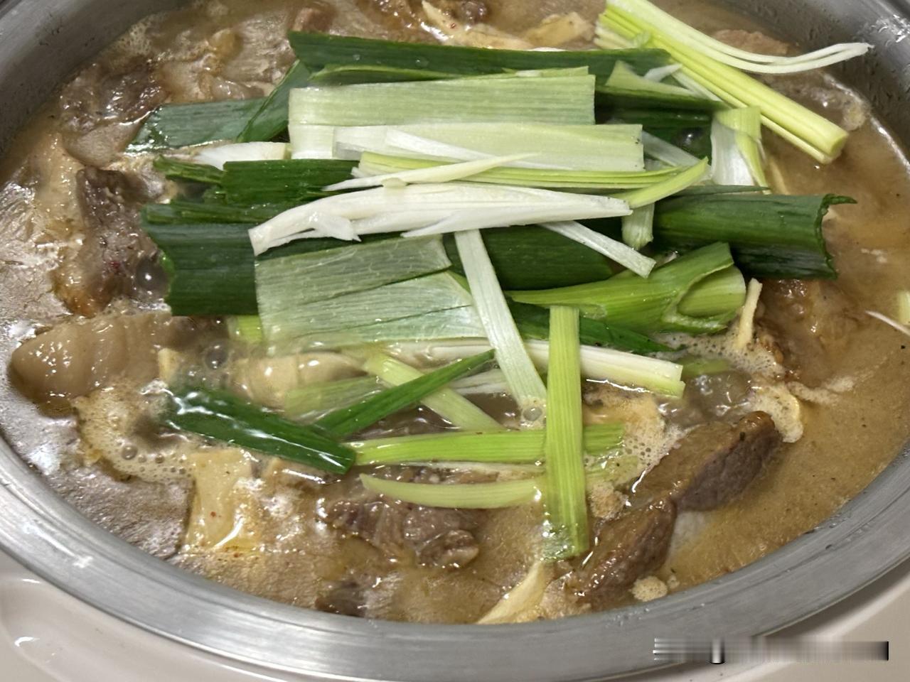 天快亮的时候，楼下一阵骚动。我被吵醒了。

拿起手机一看，早晨五点。这是我们村子