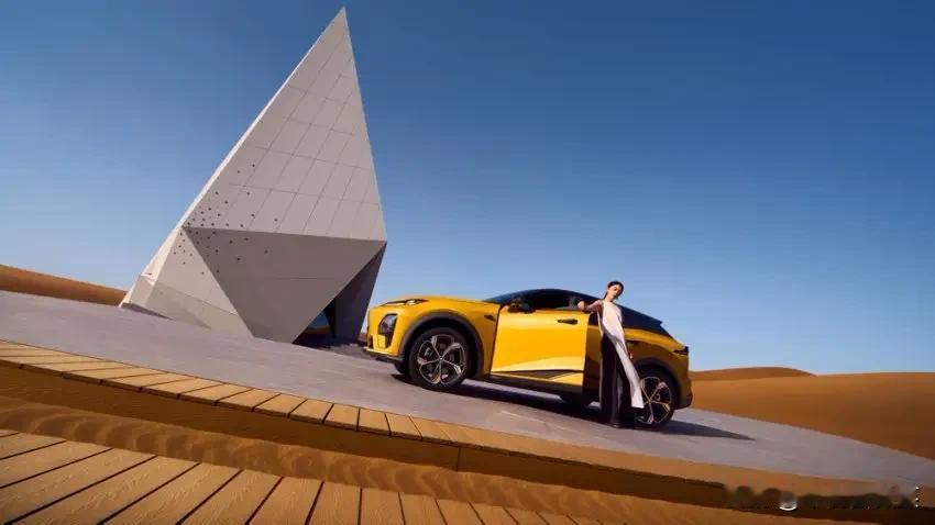 深蓝S07华为乾崑630长续航版内饰布局与在售的车型保持不变，提供暮烟紫、月雾灰