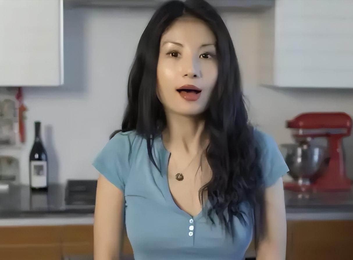 “我痛恨自己长了一张中国脸！”2018年，美国华裔女记者上蹿下跳，抹黑中国，但在