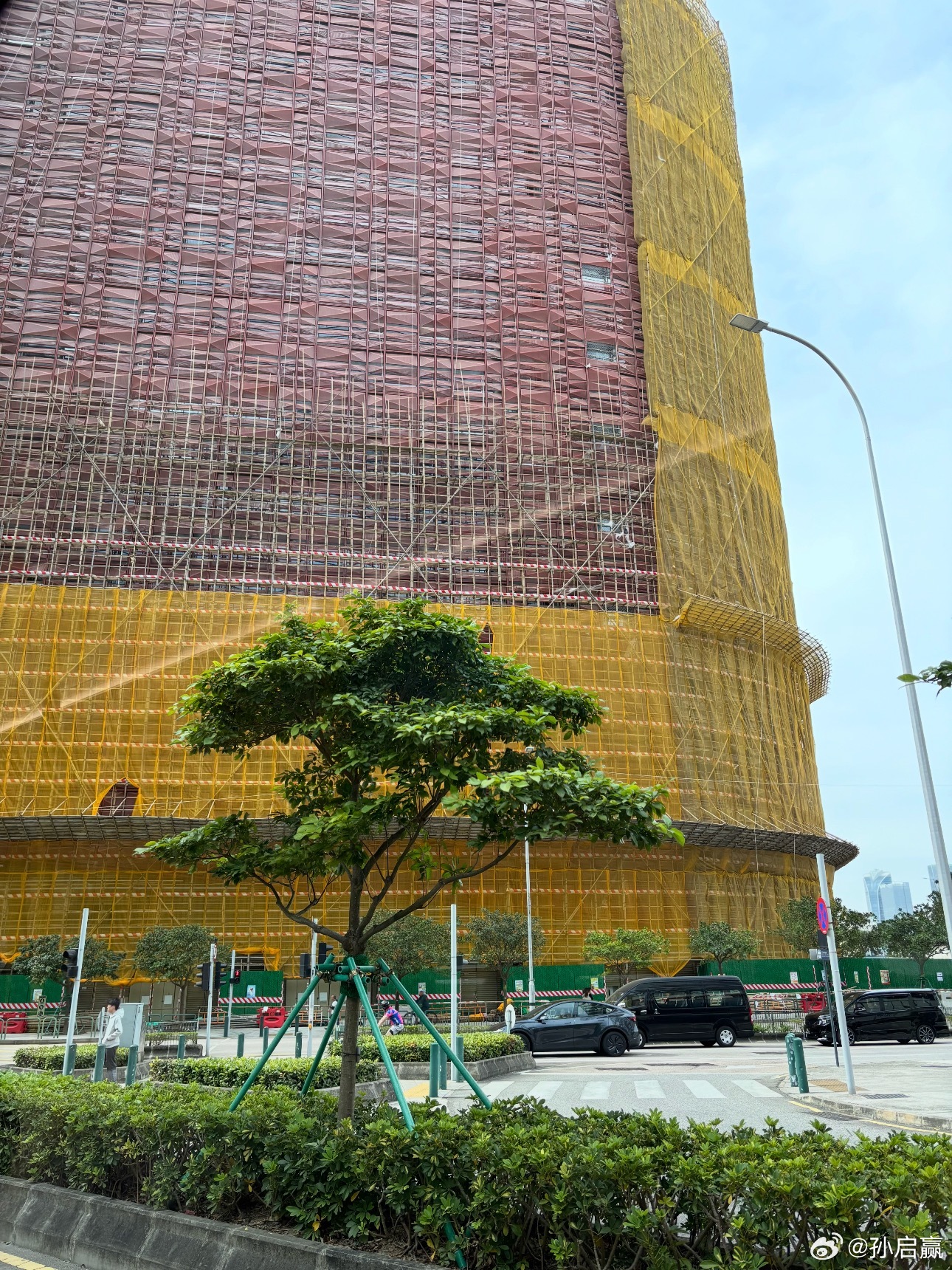 挺讽刺的，高楼搭竹棚，绿化围钢筋…… 