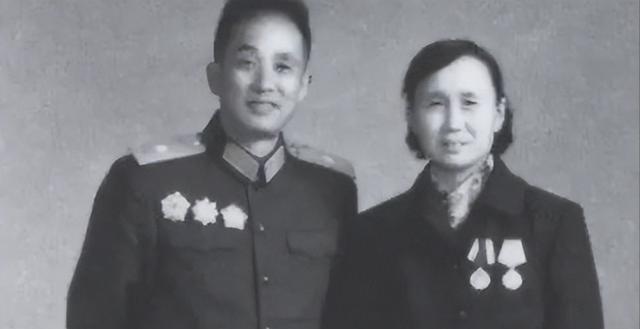 1948年，31岁的开国中将周志坚在组织的安排下举办了婚礼，新娘是19岁的矫明。