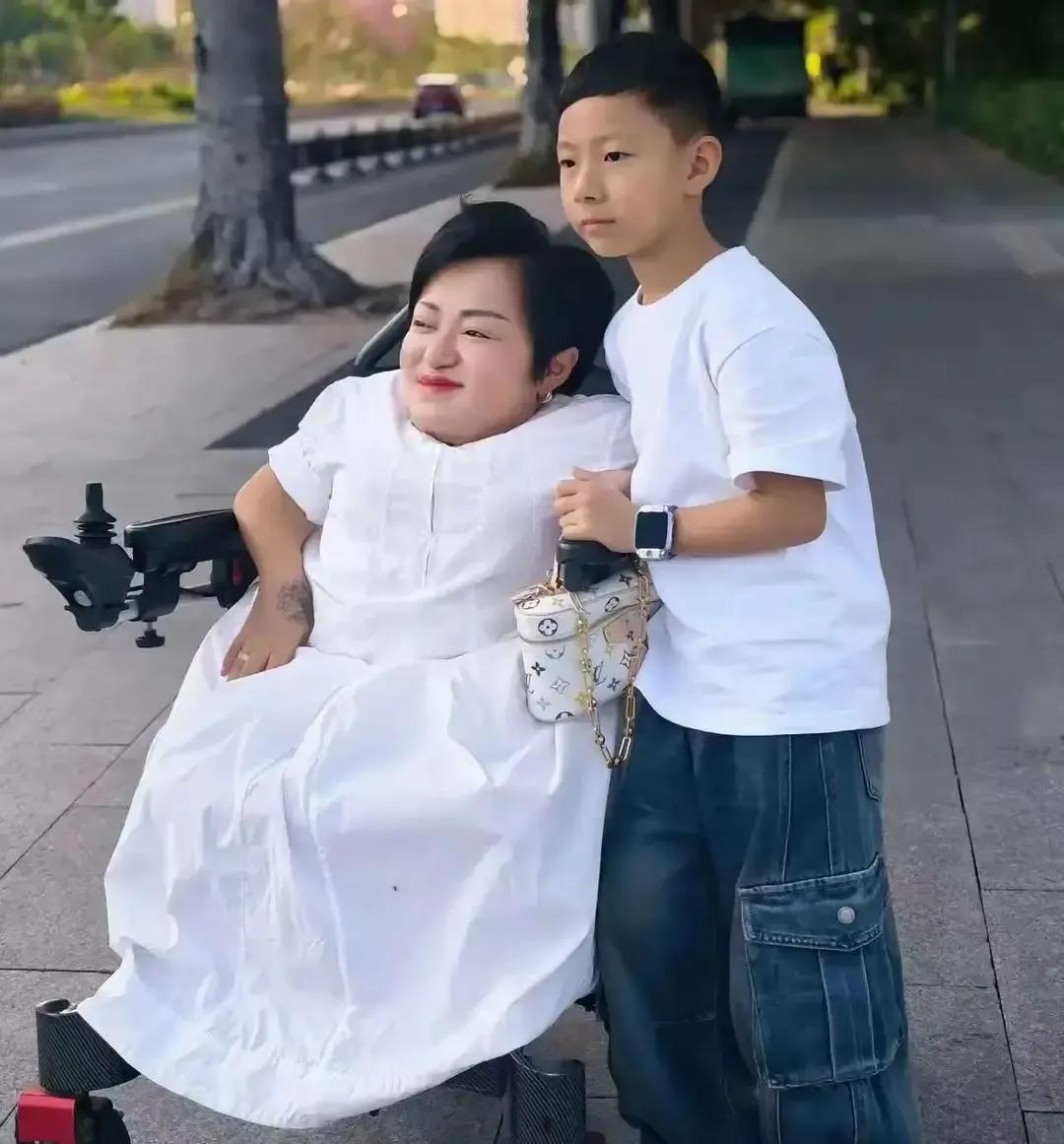 喜梅拄着支架直播到凌晨，把山里的苹果卖成爆款，钱刚到账，她妈就领着妹妹香香冲进公