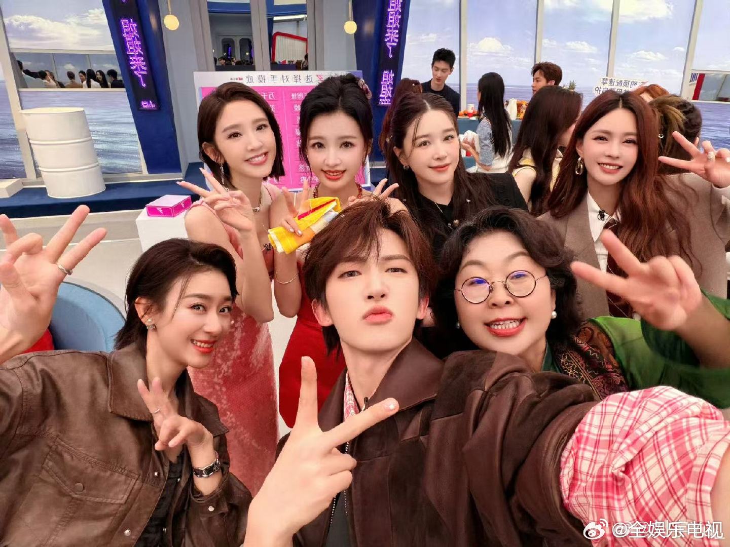 刘宇晒浪姐合照刘宇晒浪姐合照，是谁和这么多姐姐合照了刘宇是谁和这么多姐姐合照了乘