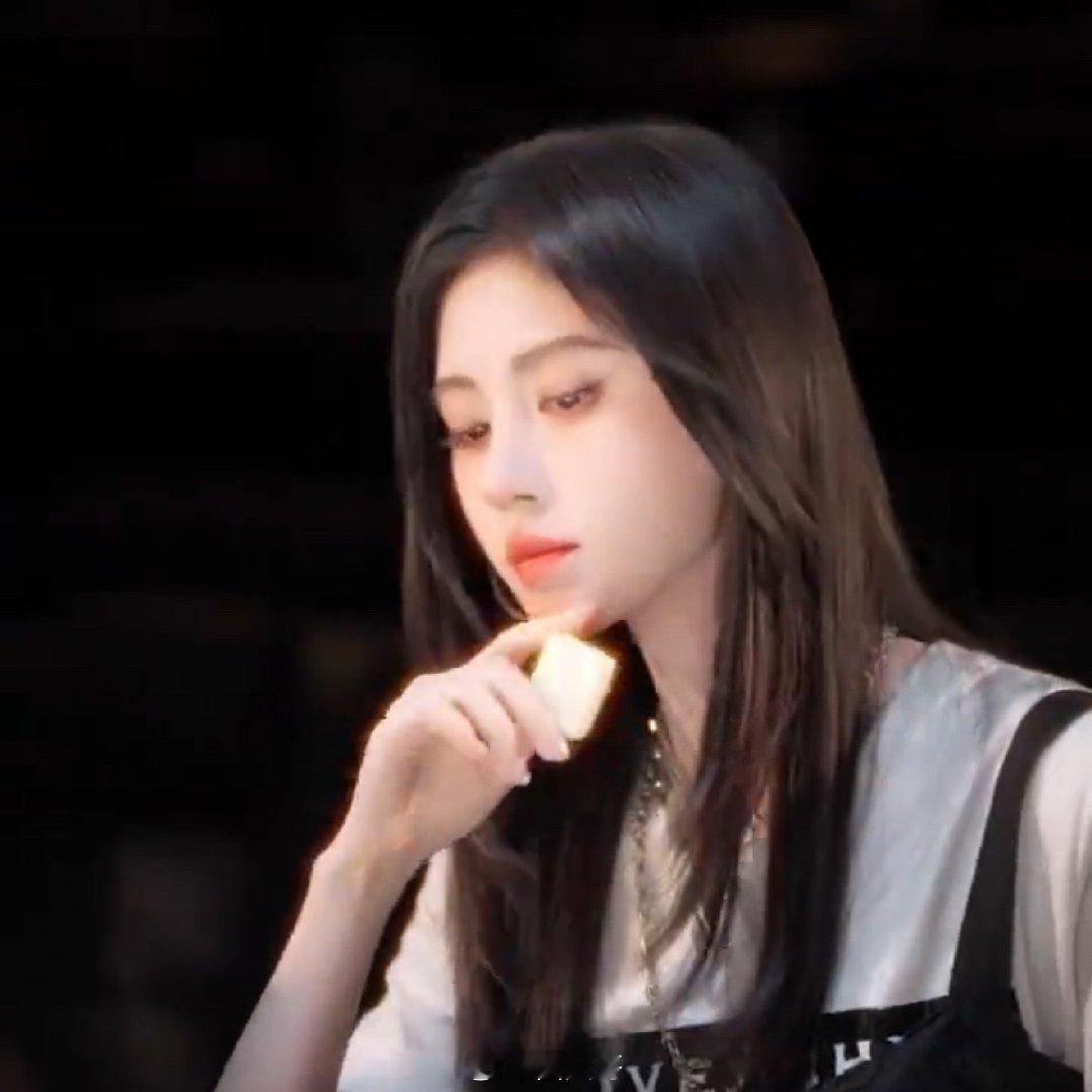 月鳞绮纪四张权威的脸鞠婧祎陈都灵曾舜晞田嘉瑞合拍视频 啊啊啊啊啊，能不能蹲一个鞠