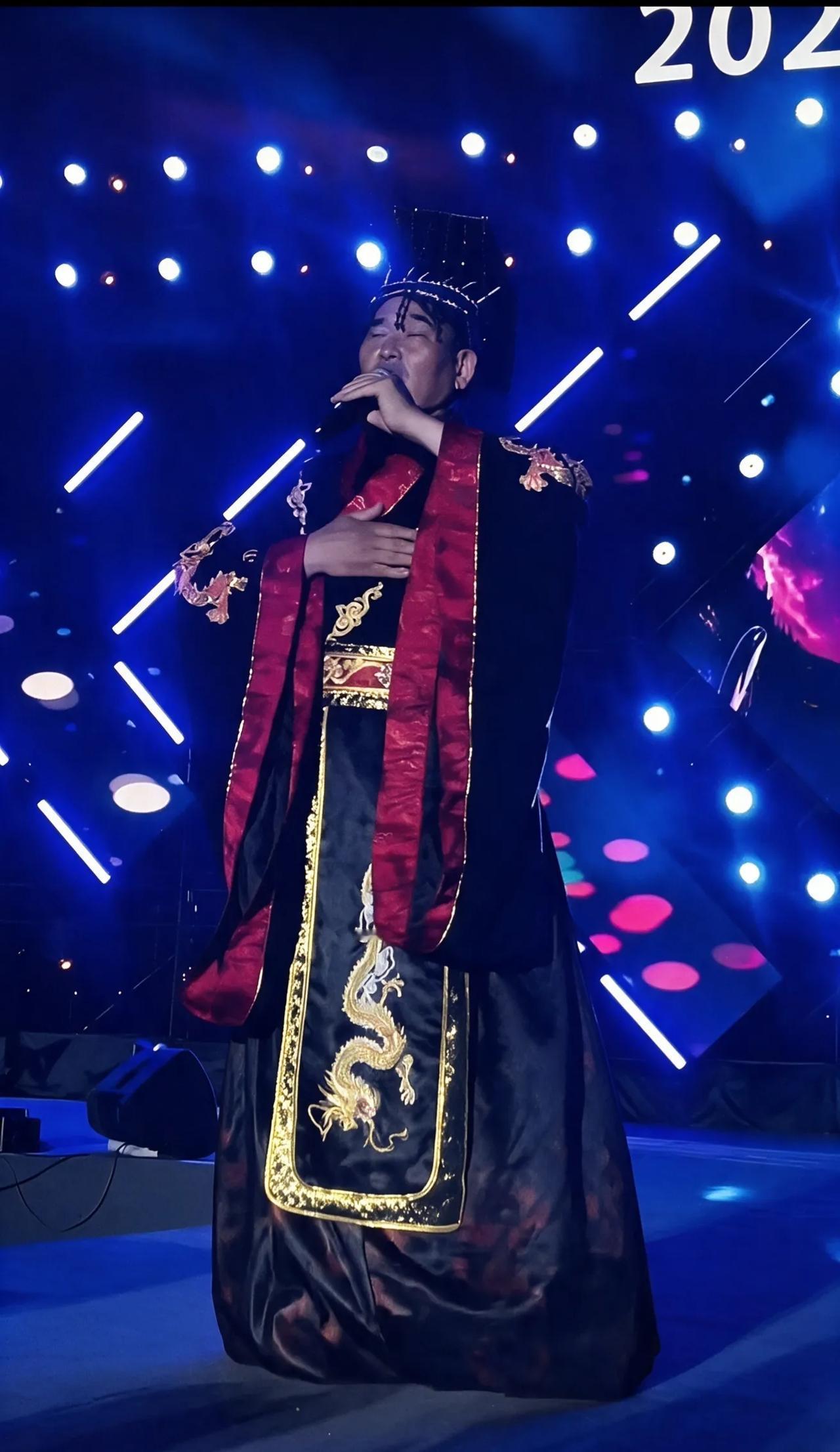 大衣哥登台连云港！一身帝王古装亮相，你怎么看这身造型？
 这么多年看了大衣哥大大
