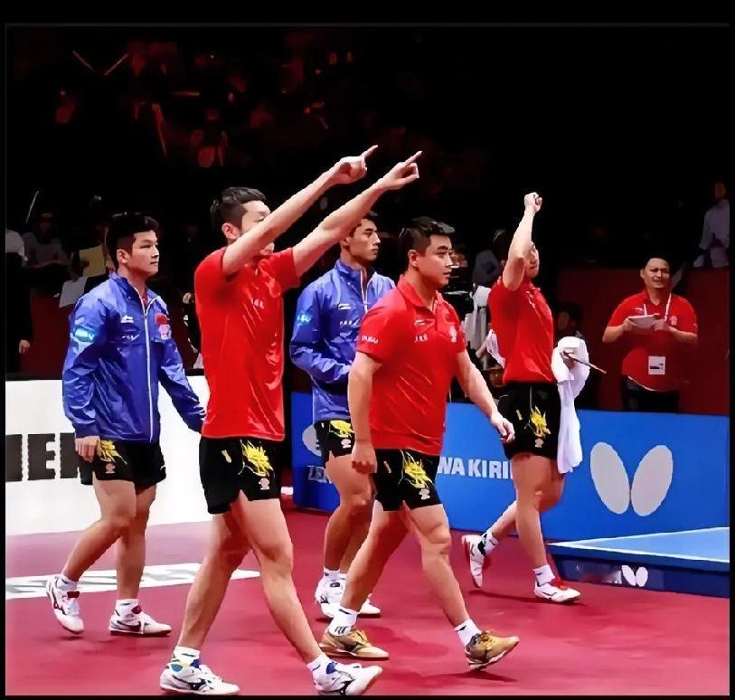 刷到这张国乒老照片，直接梦回黄金时代！
 
指尖划到这张图，瞬间被国乒男队的气场