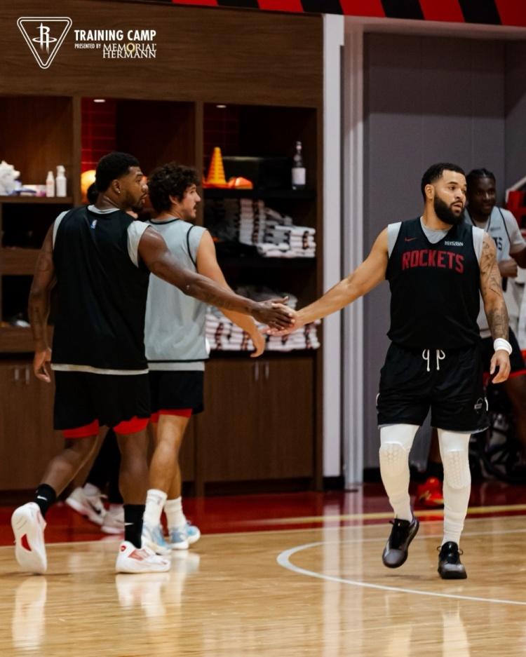 火箭全力备战！申京搭范弗里特，谢泼德联手亚当斯练15挡拆
看NBA上咪咕视频，随
