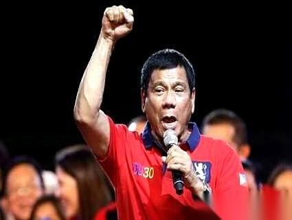 80岁的杜特尔特，被抓了。
在马尼拉机场，带走，引渡到荷兰海牙。罪名是“反人类”