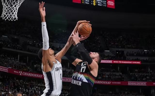 现役最强中锋对决，未来属于文班亚马

北京时间4月5日，NBA常规赛迎来一场火星