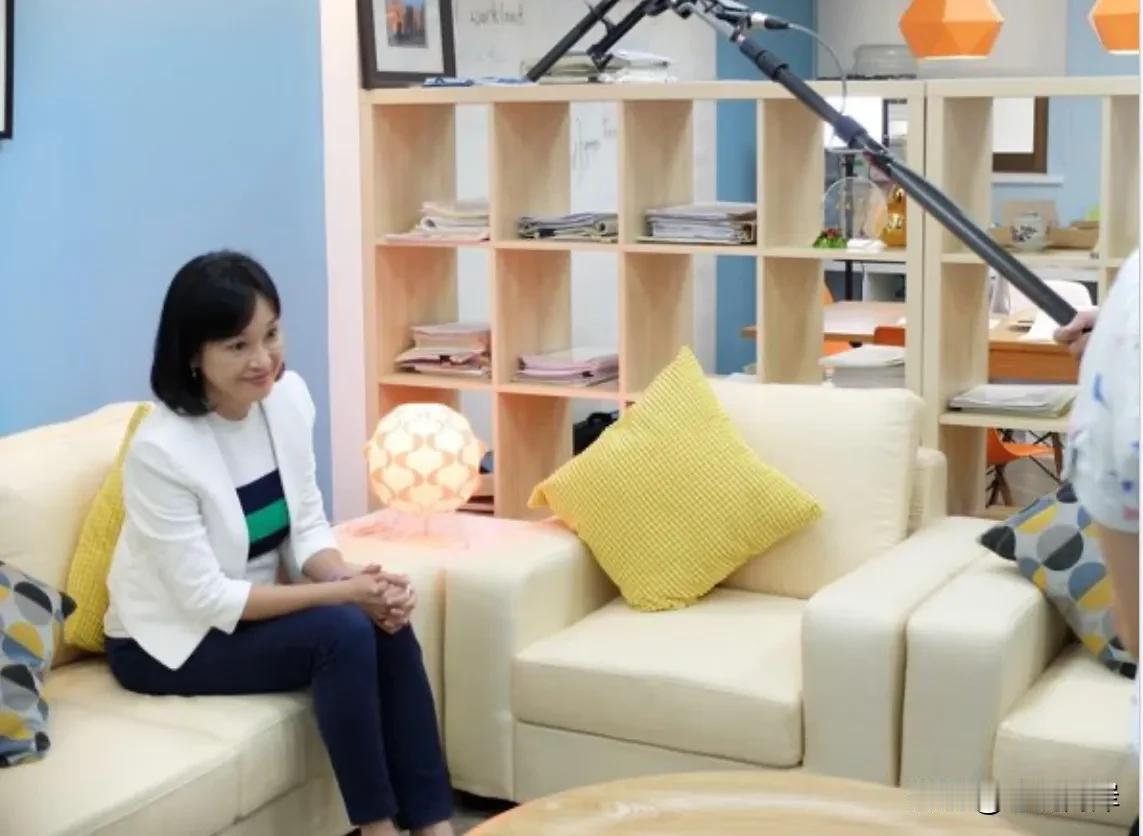 韩国瑜在台湾立法机构的办公室成为蓝绿攻防的话题。这次是民进党的高嘉瑜和国民党的柯