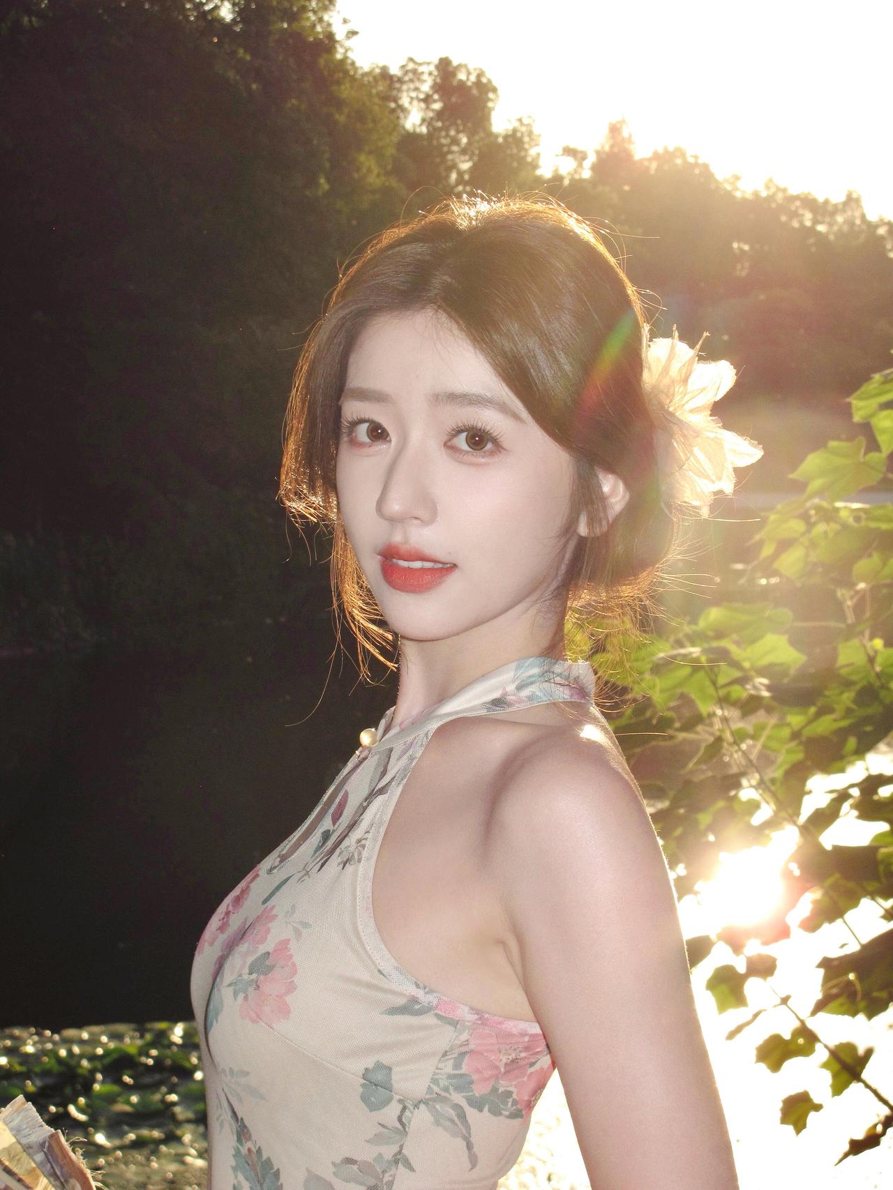 被夕阳吻过的旗袍，
藏着江南的柔情。