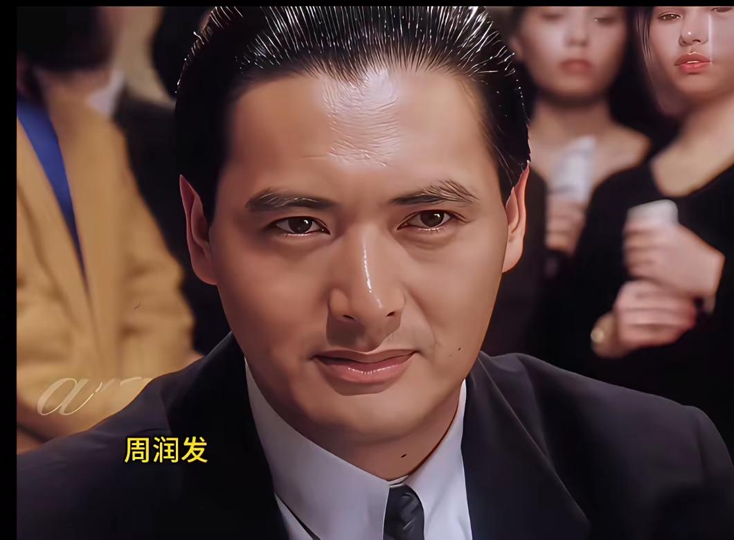 周润发VS谢贤
谢贤自带江湖气，让人时刻保持警惕，把牌赢了，让人服气。
发哥是嘻