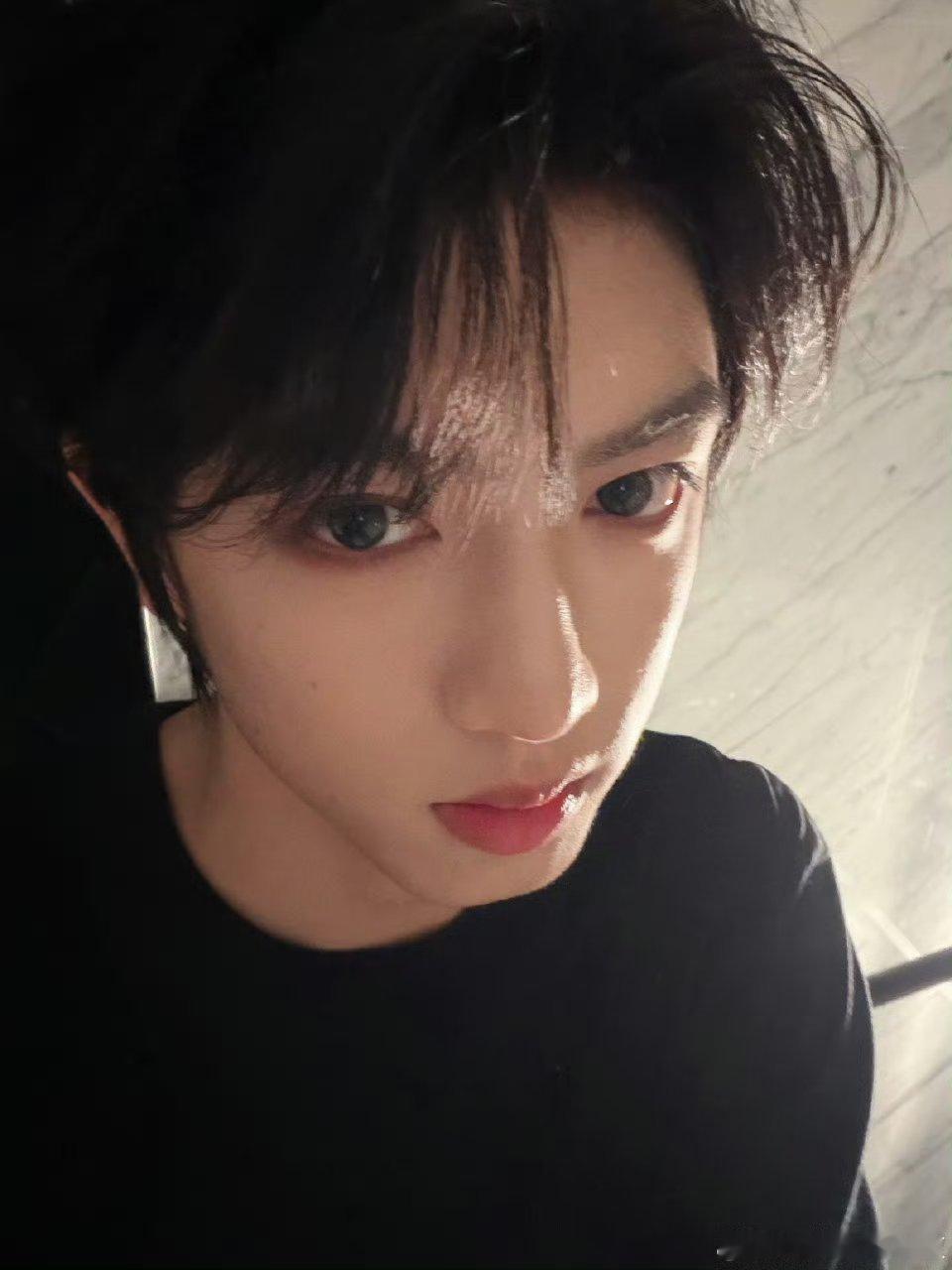 晚上发了九宫格自拍，是不是明天有更绝的舞台！