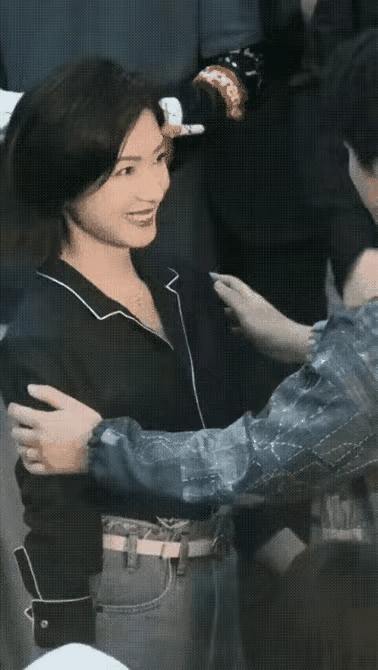 看眼神是真情相悦，看亲吻又像演戏——
你说，他们是激情接吻，还是演戏亲吻？