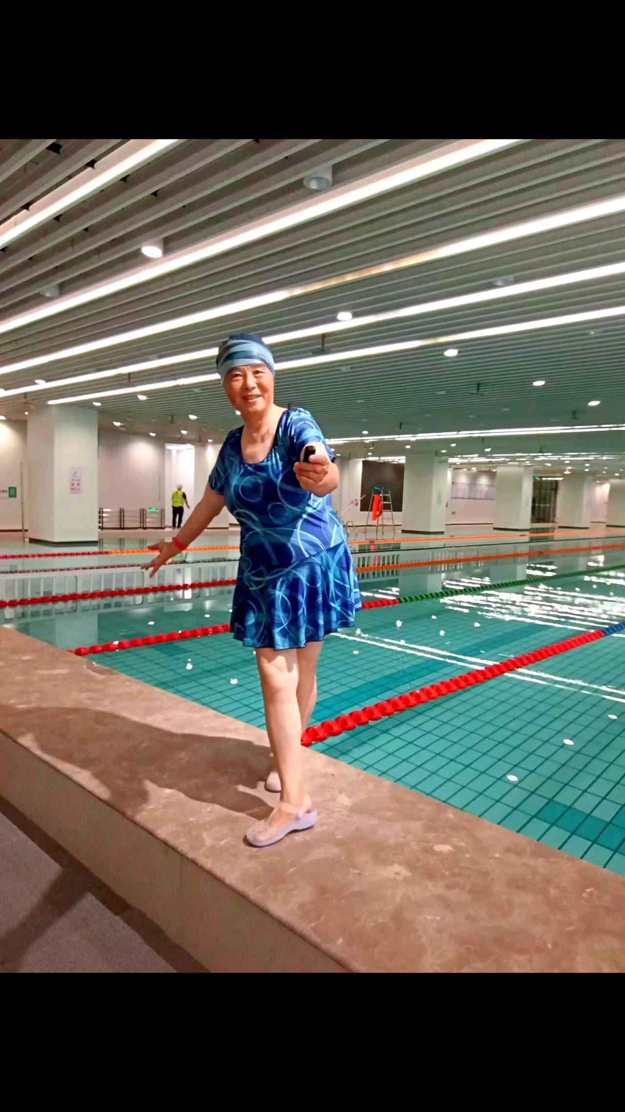 读到这个细节，眼眶忽然发热——**木盆托起的不仅是童年的下巴，更是一个父亲笨拙又