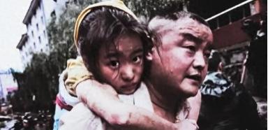 2008年，汶川地震，11岁的李佳芹被埋在废墟下十几个小时，她的父亲却不顾他人的