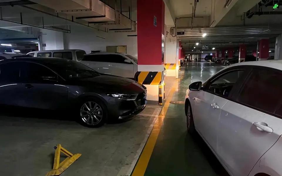 叫保险公司过来搭电结果更换了电池！前天还用了车，昨天早上一上车发现打不着火，然后