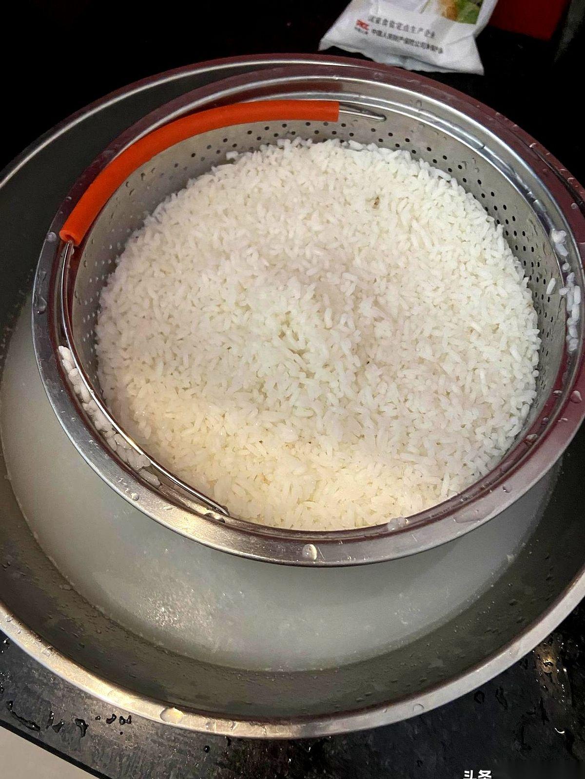 最近在不少家庭群里，“沥米饭”突然成了最火的养生顶流。
传言说得有鼻子有眼：普通