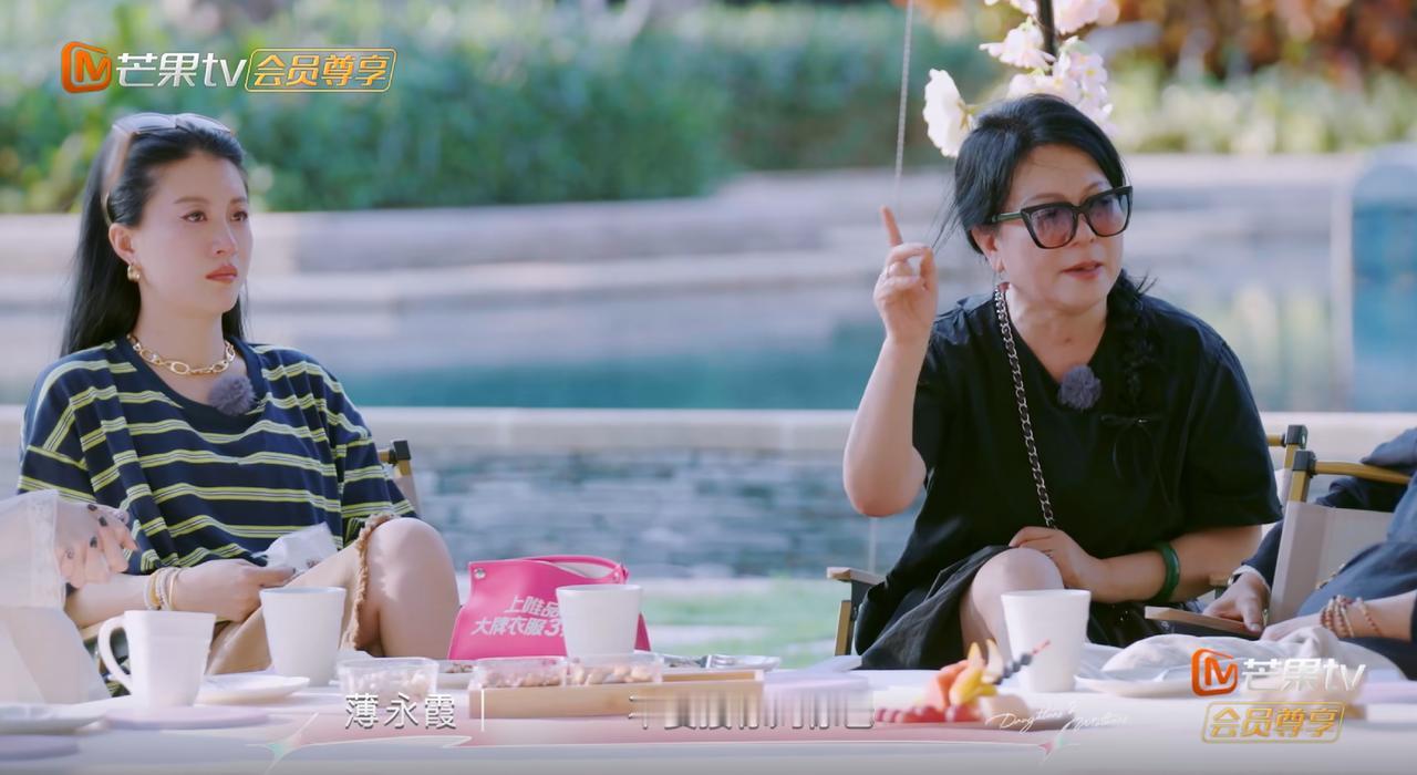薄永霞希望李嘉格站着生活，女儿已经给婆家跪下了。

不仅如此，还想让妈妈跟自己一