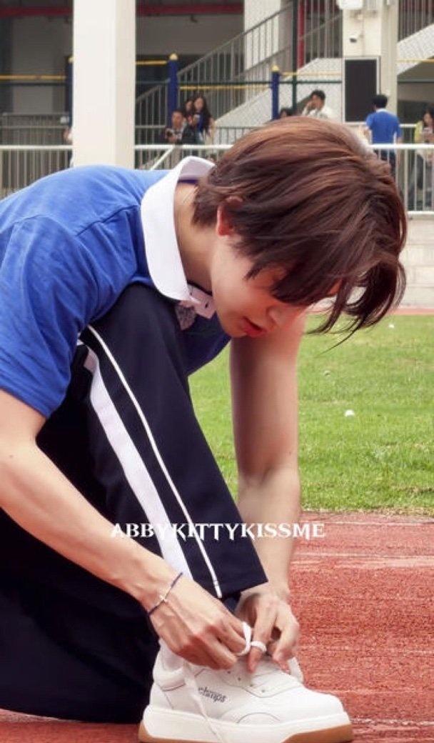 这个小琳凯系鞋带的方式和我一模一样hhh小鬼王琳凯音你而来﻿ 
预备备！跑 小鬼